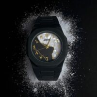 ساعت مچی کربنی مشکی با اعداد پارسی در رنگ های  قرمز سبز سفید